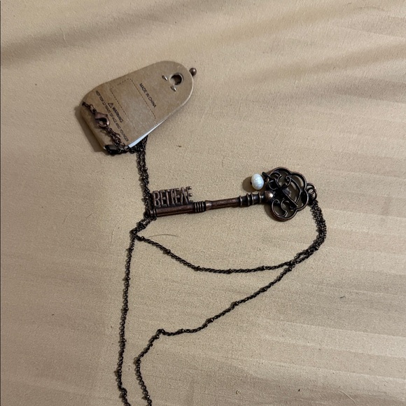 Vintage Key Pendant Necklace new - Picture 1 of 4